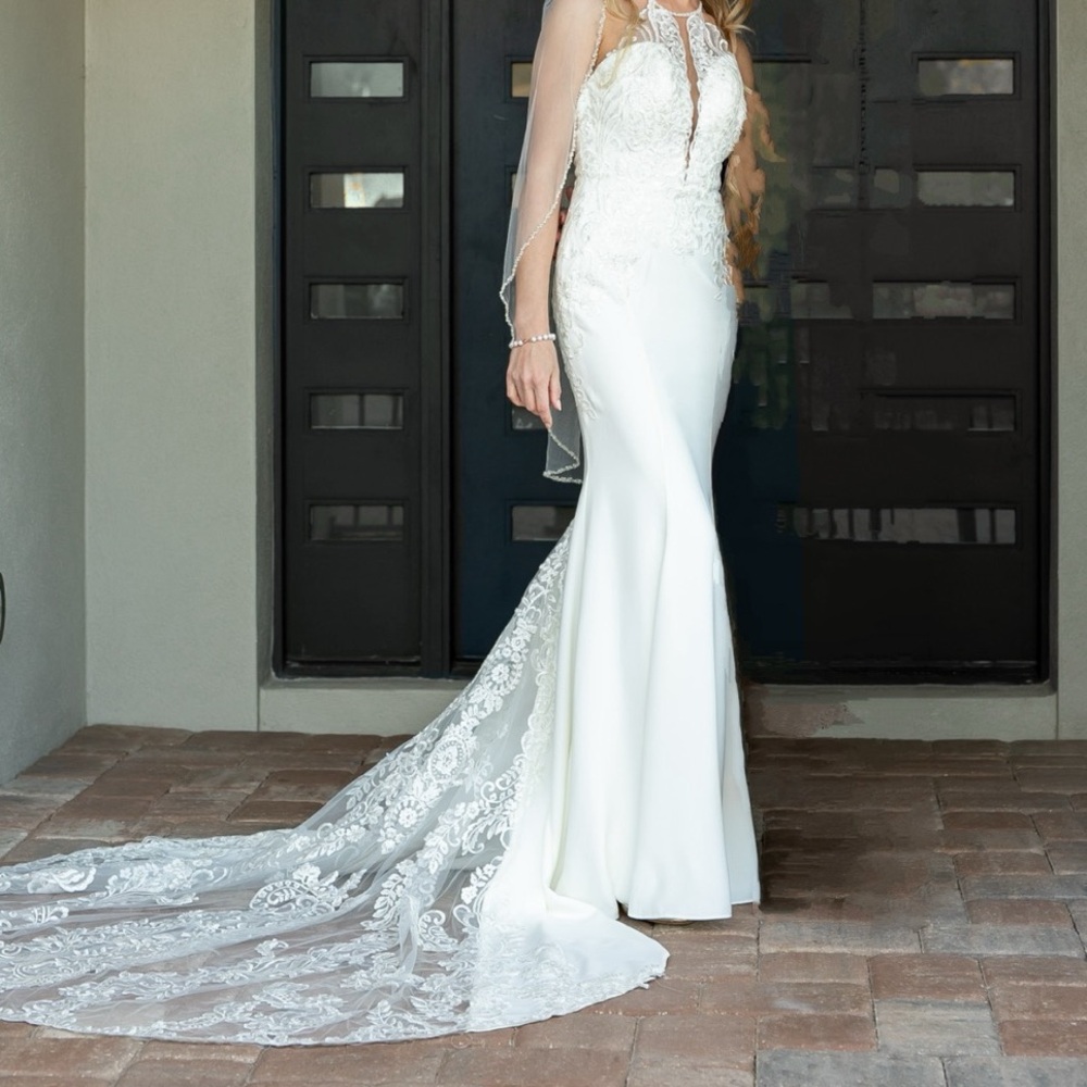 Gorgeous Stella York Wedding Gown - Picture 8 of 16